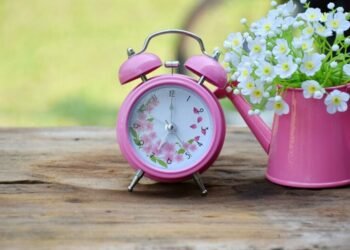 Украина перейдет на летнее время: когда и куда переводить стрелки часов