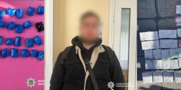 Забрав “товар” на околиці й поїхав маршруткою: на Київщині викрили молодого наркоділка