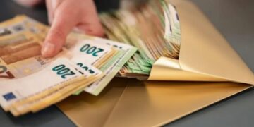 Коснется тысяч украинцев: к кому придут домой с проверкой доходов