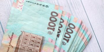 1500 гривен на карты или Укрпочту: кто из украинцев получит деньги в апреле