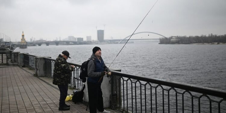 Синоптики дали прогноз погоды на завтра: кому понадобятся зонтики и теплая одежда