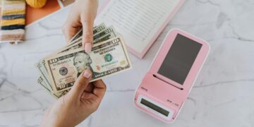 НБУ потратил рекордные 1,3 млрд долларов за неделю: что происходит с курсом гривны