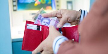 Вместо тысяч приходят сотни гривен: кому из пенсионеров ПФУ незаметно урезал доплаты