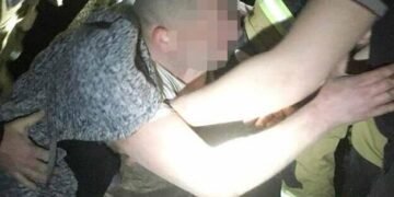 На межі смерті: рятувальники Київщини врятували постраждалого з глибокої багнюки