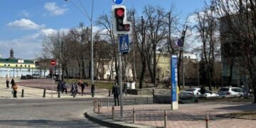 Червоне коло замість плутанини: у Києві тестують світлофор нового стандарту