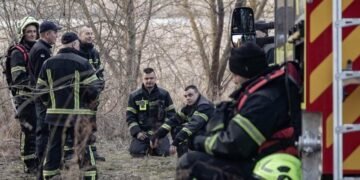 Поки горів очерет – люди смажили шашлики: у Києві рятувальники дві години боролися з пожежею