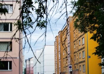 Украина продолжает строить муниципальное жилье для внутренних переселенцев, направляя на программы миллиарды гривен.