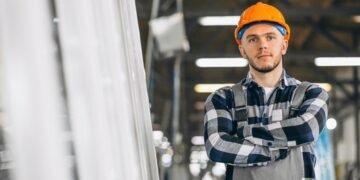 Рынок труда в Польше: где украинцам теперь легче найти работу, а где есть угроза увольнения