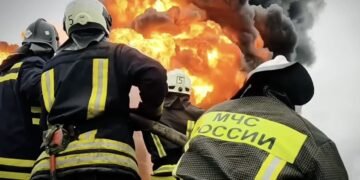 В российском Саратове вторые сутки горит НПЗ после удара дронов