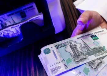 Банковская система РФ на грани краха: россияне массово снимают деньги со счетов, ограничивая способность банков финансировать войну посредством выкупа военных облигаций.