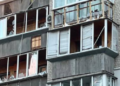 Сотні розбитих вікон: на Київщині показали “знищену” багатоповерхівку, – ФОТО