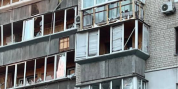 Сотні розбитих вікон: на Київщині показали “знищену” багатоповерхівку, – ФОТО