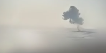 Сильний вибух і чорний дим над водою: що сталось поблизу Києва, – ВІДЕО