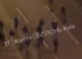 Алкоголь, крики і удари: в Києві посеред дороги сталась масована бійка, – ВІДЕО