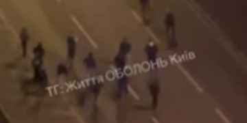 Алкоголь, крики і удари: в Києві посеред дороги сталась масована бійка, – ВІДЕО