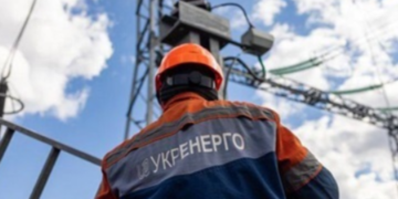 У сотнях будинках Києва зникає світло: що відбувається з електрикою