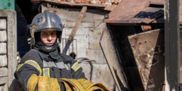 Будівлі “розірвало” на частини: на Київщині триває ліквідація наслідків обстрілу, – ФОТО