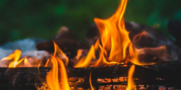 “Вогняна куля” біля будинку: на Київщині виявили палаючий предмет