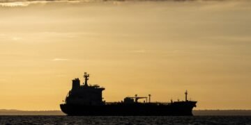 РФ спешит на помощь: танкер с российской нефтью направляется на Кубу