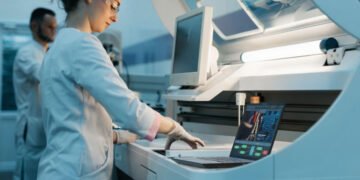 Lenovo представляє робочі станції нового покоління з високою продуктивністю та анонсує першу у світі кремнієво-анодну батарею 1000 Вт-год/л для ноутбуків і робочих станцій