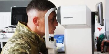 Захисникам України безкоштовно лікуватимуть зір: де отримати допомогу