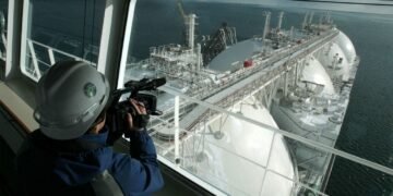 ЕС предупредил об экологической угрозе из-за российского танкера в Средиземном море