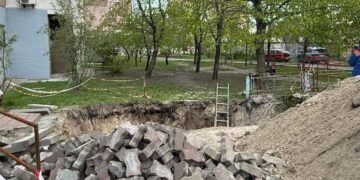 Вода, темрява і провал: у Києві дівчина травмувалась у відкритій ямі