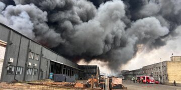 На терміналі "Нової пошти" пожежа охопила 3,6 тис. кв. м – у ДСНС показали наслідки атаки рф на Луцьк