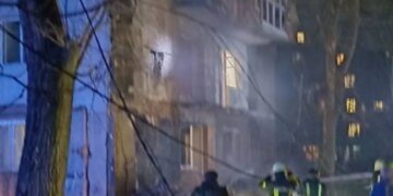В Одесі після ворожої атаки спалахнули автівки та балкон будинку, є постраждалі – ОВА
