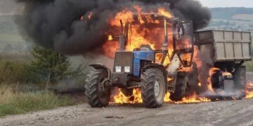 В Сумской области трактор подорвался на взрывчатке, сброшенной с вражеского дрона: есть раненые