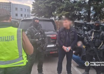 Продавали «бронь» и выезд за границу: Нацполиция задержала группу с криминальным авторитетом. ВИДЕО