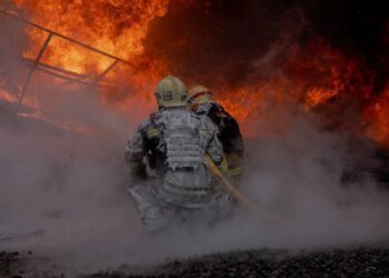 російські дрони тричі атакували промислову зону в Сумах – виникли пожежі