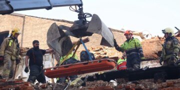 В Днепре увеличилось число погибших после атаки: спасатели извлекли тело мужчины. ФОТО