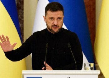 Переводчик Зеленского забыл выключить гарнитуру и “прославился”. ВИДЕО