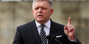 Нелетная погода для друзей Кремля:  словацкому премьеру сорвали прямой маршрут на парад Путина