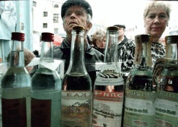 Пьют солдаты и тыловики: война с Украиной вызвала в России “алкогольный психоз” – СМИ