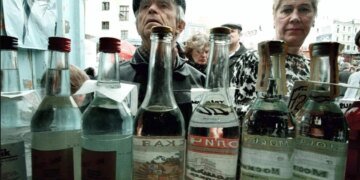 Пьют солдаты и тыловики: война с Украиной вызвала в России “алкогольный психоз” – СМИ