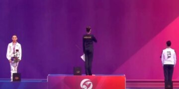 Рукопожатие под запретом: как «нейтральная» россиянка шарахалась от спортивных чиновников в Баку. ВИДЕО