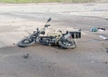 В пригороде Херсона в результате российского удара погибли люди, ехавшие на мопеде