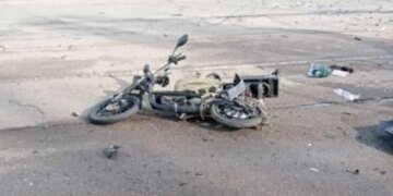 В пригороде Херсона в результате российского удара погибли люди, ехавшие на мопеде