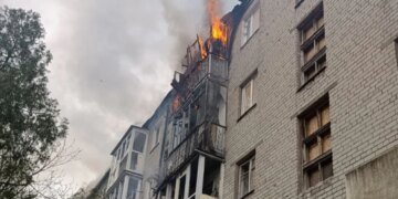 Двох людей врятували від пожежі після скидання вибухівки дроном на Херсон