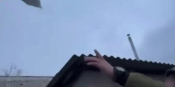 Вкусности с неба: пограничники доставляют бойцам еду с помощью дронов. ВИДЕО