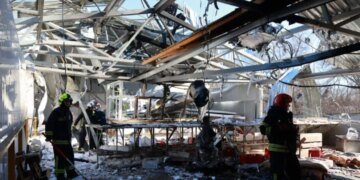 Россия атаковала Харьков с помощью дронов: повреждены дома и гипермаркет