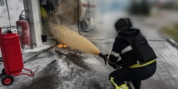 В Херсоне российский дрон атаковал АЗС: возник пожар. ФОТО