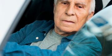 В Украине пересмотрели возраст водителей: кому теперь нельзя садиться за руль