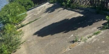 Самозахоплення берега Дніпра: у Києві суд наказав знести приватний комплекс