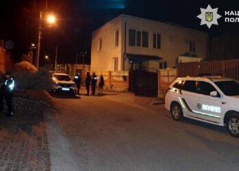 Озброєний напад посеред вулиці Києва: що сталось