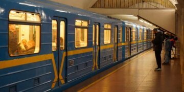 Небезпечні розваги у метро Києва: пасажири заради відео ламають обладнання