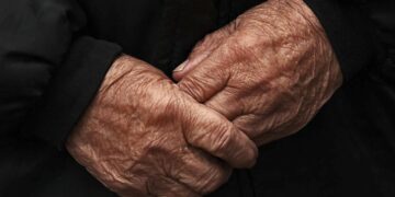 Пособие на погребение пенсионера: кто может получить выплаты и какие документы необходимы