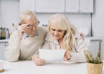 Пенсионерам в Польше разрешили работать только по одному договору: другой останавливает выплаты